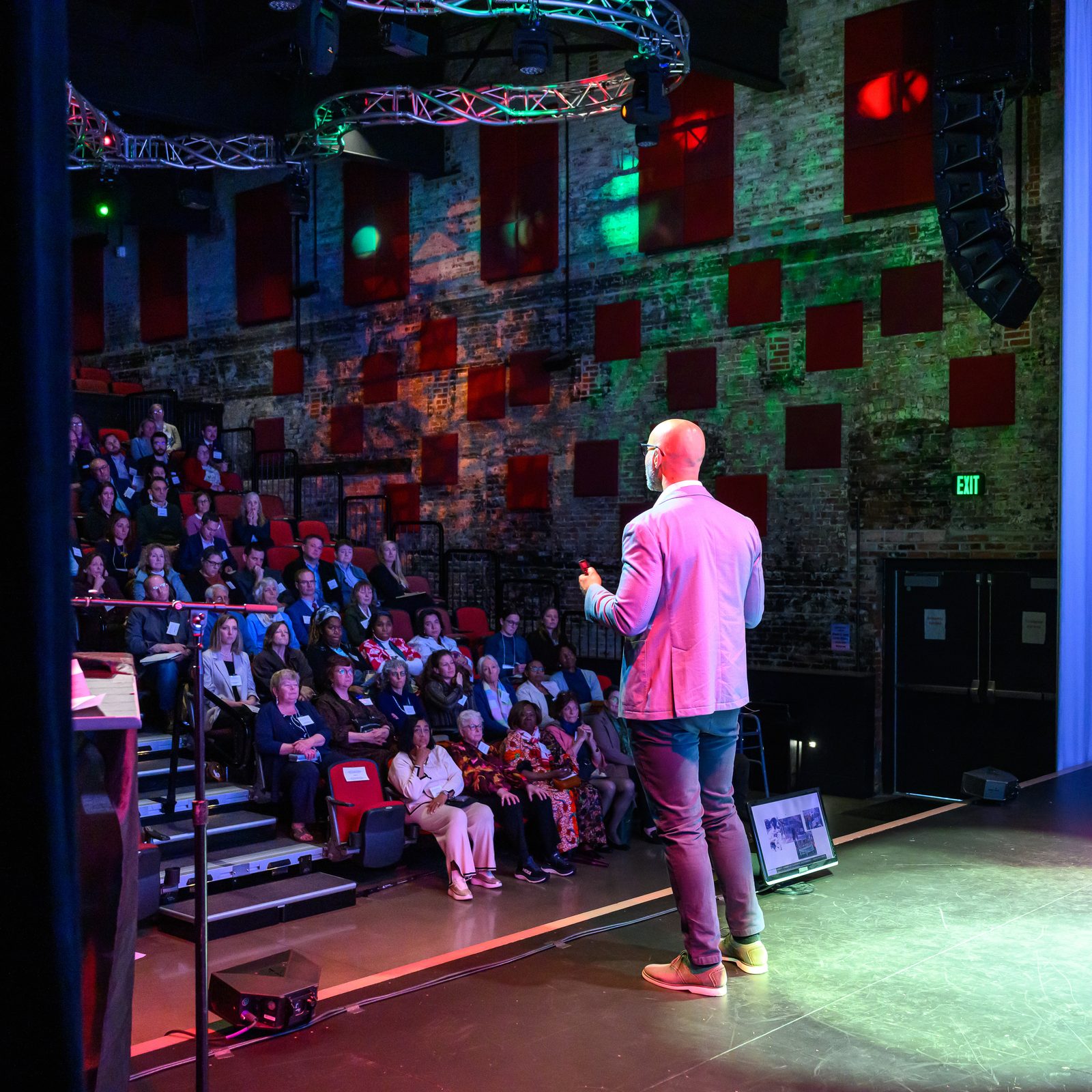 Dr Pedja Stojicic teaching a full room of clinicians from the stage